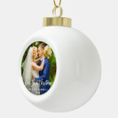 Moderne penseelscript onze eerste kerstbruiloft keramische bal ornament (Rechts)