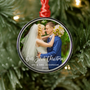 Moderne penseelscript onze eerste kerstbruiloft metalen ornament