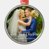 Moderne penseelscript onze eerste kerstbruiloft metalen ornament (Voorkant)