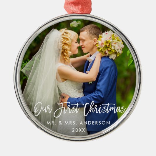 Moderne penseelscript onze eerste kerstbruiloft metalen ornament (Voorkant)