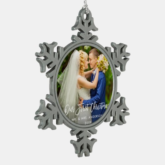 Moderne penseelscript onze eerste kerstbruiloft tin sneeuwvlok ornament (Links)