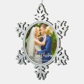 Moderne penseelscript onze eerste kerstbruiloft tin sneeuwvlok ornament (Rechts)