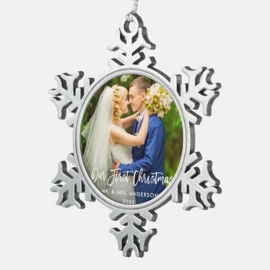 Moderne penseelscript onze eerste kerstbruiloft tin sneeuwvlok ornament (Rechts)