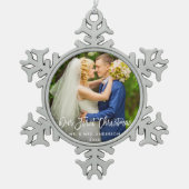 Moderne penseelscript onze eerste kerstbruiloft tin sneeuwvlok ornament (Voorkant)