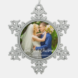 Moderne penseelscript onze eerste kerstbruiloft tin sneeuwvlok ornament