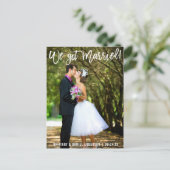 Moderne penseelscript We hebben een gehuwde paarse Briefkaart (Staand voorkant)