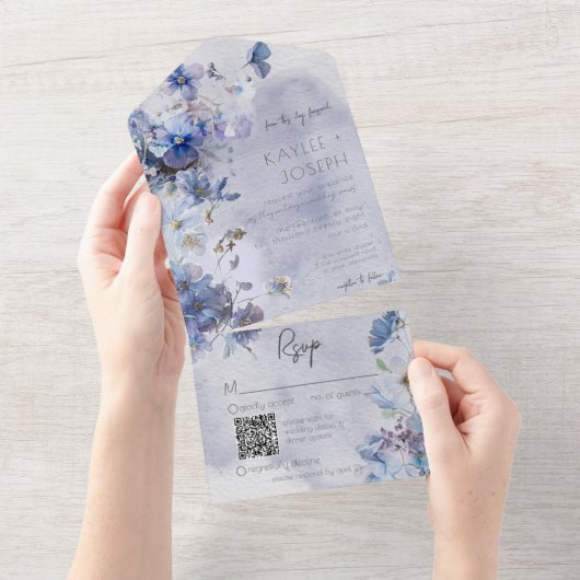 Moderne periwinkle Blue Wildbloemen QR-code All In One Uitnodiging (Afscheurbaar)