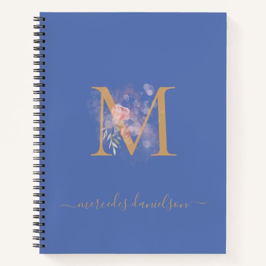 Moderne periwinkle Blush Floral Gold Monogramed Notitieboek (Voorkant)