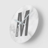 Moderne persoonlijke badmonogram en naam ronde klok (Hoek)