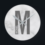 Moderne persoonlijke badmonogram en naam ronde klok<br><div class="desc">Modern Monogram Design met gepersonaliseerde monogram letter "M" en naam in moderne vetgedrukte sans serif lettertype stijl. Let op: De marmeren details worden gesimuleerd in het kunstwerk. Bij de vervaardiging van dit product wordt geen marmer gebruikt.</div>