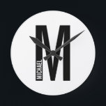 Moderne persoonlijke badmonogram en naam ronde klok<br><div class="desc">Modern Monogram ontwerp met gepersonaliseerde monogram letter "M" en een naam in de moderne vetgedrukte sans serif letterstijl.</div>