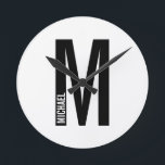 Moderne persoonlijke badmonogram en naam ronde klok<br><div class="desc">Modern Monogram ontwerp met gepersonaliseerde monogram letter "M" en een naam in de moderne vetgedrukte sans serif letterstijl.</div>