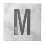 Moderne persoonlijke badmonogram en naam tegeltje<br><div class="desc">Modern Monogram Design met gepersonaliseerde monogram letter "M" en naam in moderne vetgedrukte sans serif lettertype stijl. Let op: De marmeren details worden gesimuleerd in het kunstwerk. Bij de vervaardiging van dit product wordt geen marmer gebruikt.</div>