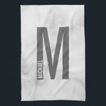 Moderne persoonlijke badmonogram en naam theedoek<br><div class="desc">Modern Monogram ontwerp met gepersonaliseerde monogram letter "M" en een naam in de moderne vetgedrukte sans serif letterstijl.</div>