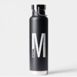 Moderne persoonlijke badmonogram en naam waterfles<br><div class="desc">Modern Monogram ontwerp met gepersonaliseerde monogram letter "M" en een naam in de moderne vetgedrukte sans serif letterstijl. Perfect cadeau voor hem, vaderdag cadeau en nog veel meer.</div>