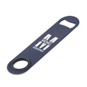 Moderne Persoonlijke Bruidsjonker Monogram en Naam Speed Flessenopener (Voorkant Gekanteld)