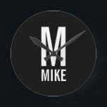 Moderne persoonlijke monogram en naam ronde klok<br><div class="desc">Modern Black and White Bold Monogram Design met gepersonaliseerde monogram en naam in een moderne vetgedrukte sans serif lettertypestijl.
Unieke gave voor vader, echtgenoot, grootouders en nog veel meer.
Ook perfect als moderne 'loft/minimalist home decor'-accessoires, verjaardagsgeschenk, vakantiegeschenk, cadeau voor gezinshereniging, cadeau voor het huishouden en cadeau bij speciale gelegenheden.</div>