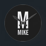 Moderne persoonlijke monogram en naam ronde klok<br><div class="desc">Modern Black and White Bold Monogram Design met gepersonaliseerde monogram en naam in een moderne vetgedrukte sans serif lettertypestijl.
Unieke gave voor vader, echtgenoot, grootouders en nog veel meer.
Ook perfect als moderne 'loft/minimalist home decor'-accessoires, verjaardagsgeschenk, vakantiegeschenk, cadeau voor gezinshereniging, cadeau voor het huishouden en cadeau bij speciale gelegenheden.</div>