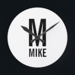 Moderne persoonlijke monogram en naam ronde klok<br><div class="desc">Modern Black and White Bold Monogram Design met gepersonaliseerde monogram en naam in een moderne vetgedrukte sans serif lettertypestijl. Unieke gave voor vader, echtgenoot, grootouders en nog veel meer. Ook perfect als moderne 'loft/minimalist home decor'-accessoires, verjaardagsgeschenk, vakantiegeschenk, cadeau voor gezinshereniging, cadeau voor huisverwarming en cadeau voor speciale gelegenheden.</div>