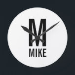 Moderne persoonlijke monogram en naam ronde klok<br><div class="desc">Modern Black and White Bold Monogram Design met gepersonaliseerde monogram en naam in een moderne vetgedrukte sans serif lettertypestijl. Unieke gave voor vader, echtgenoot, grootouders en nog veel meer. Ook perfect als moderne 'loft/minimalist home decor'-accessoires, verjaardagsgeschenk, vakantiegeschenk, cadeau voor gezinshereniging, cadeau voor huisverwarming en cadeau voor speciale gelegenheden.</div>
