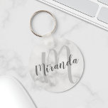 Moderne persoonlijke monogram en naam witte marmer sleutelhanger<br><div class="desc">Gepersonaliseerde Monogram- en naamcadeautjes met een gepersonaliseerde naam in de grijze moderne stijl van het scriptlettertype en monogram in de lichtgrijze moderne stijl van het script als achtergrond op de witte marmer achtergrond. Perfect als vakantiecadeau,  familiehereniging,  bedankt voor bruidsschatten en cadeau voor speciale gelegenheden.</div>