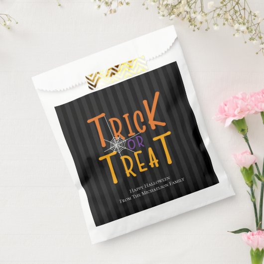 Moderne persoonlijke Trick or treat monogram Bedankzakje (Gezegeld)