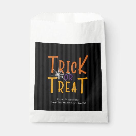 Moderne persoonlijke Trick or treat monogram Bedankzakje (Voorkant)