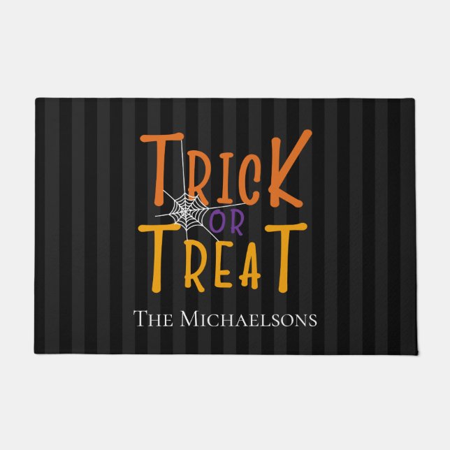Moderne persoonlijke Trick or treat monogram Deurmat (Voorkant)