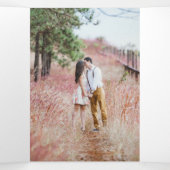 Moderne Perzik Bloemen Elegante Bruiloft Drieluik Uitnodiging (Binnenkant midden)