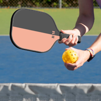 Moderne perzik en donkergrijze monogram aangepast pickleball paddle