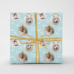 Moderne Pet Photo Ornamenten Custom Christmas Blue Cadeaupapier<br><div class="desc">Vier de feestdagen met dit feestelijke vakantiehuisdier thema foto vakantie kerstinpakpapier perfect voor honden- en kattenliefhebbers! Met DRIE (3) ornamenten met uw huisdier foto's. Witte wintersneeuwvlokken, pootafdrukken accentueren het ontwerp. De blauwe achtergrondkleur kan in het Ontwerphulpmiddel worden aangepast. Populaire begroeting "Happy Howlidays" tekst in een retro moderne typografie lettertype. Voeg...</div>
