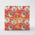 Moderne Pet Photo Ornamenten Custom Christmas Red Cadeaupapier<br><div class="desc">Vier de feestdagen met dit feestelijke vakantiehuisdier thema foto vakantie kerstinpakpapier perfect voor honden- en kattenliefhebbers! Met DRIE (3) ornamenten met uw huisdier foto's. Witte wintersneeuwvlokken, pootafdrukken accentueren het ontwerp. De rode achtergrondkleur kan in het Ontwerphulpmiddel worden aangepast. Populaire begroeting "Happy Howlidays" tekst in een retro moderne typografie lettertype. Voeg...</div>