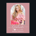 Moderne Pet Stusty Roze Afstuderen Briefkaart<br><div class="desc">Moderne Arch Photo Lijst - Trendy Calligraphy Script - Foto Afstuderen Annountion Briefkaart - Dusty Pink - Graduation Cap</div>