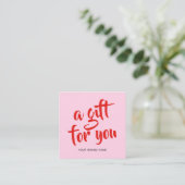 Moderne pin rode script coupon kortingskaart (Staand voorkant)