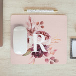 Moderne platte roze en rode Florenz met Initiaal Muismat<br><div class="desc">De moderne Pastel Roze & Rode Floral Met het ontwerp van het Initiaal is een visueel verbluffende en verfijnde combinatie van zachte pastelroze tinten en levendige rode tinten. Het middelpunt van het ontwerp is een aanpasbaar initiaal, dat een persoonlijke aanraking aan het algemene estheticum toevoegt. Het initiaal is moedig en...</div>