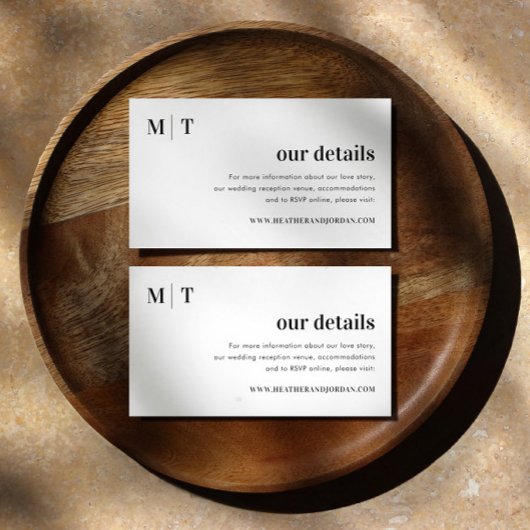 Moderne plechtigheid op een gloedvol monogram - on informatiekaartje