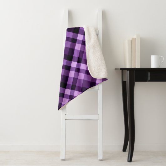 Moderne Plum Paarse Plaid Medium Sherpa Deken (In situ)