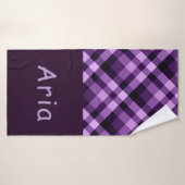 Moderne Plum Paarse Plaid Monogram Badhanddoek (Badhanddoek)