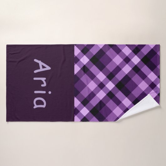 Moderne Plum Paarse Plaid Monogram Badhanddoek (Badhanddoek)