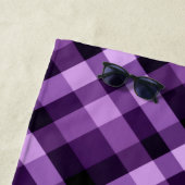 Moderne Plum Paarse Plaid Monogram Strandlaken (In situ)