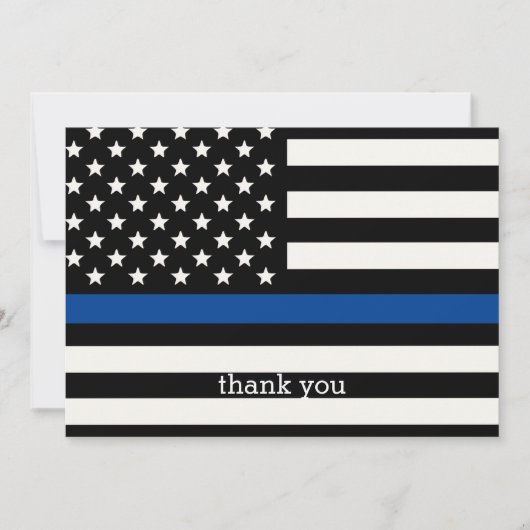 Moderne politieagent met persoonlijke dun blauwe l bedankkaart (Voorkant)