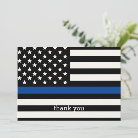 Moderne politieagent met persoonlijke dun blauwe l bedankkaart (Staand voorkant)