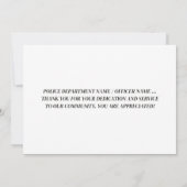 Moderne politieagent met persoonlijke dun blauwe l bedankkaart (Achterkant)