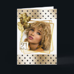 Moderne polka dot black gold 21st ballonnen kaart<br><div class="desc">Viel uw 21ste verjaardag met dit moderne en gekke design met kleine zwarte polka stippen op faux goud die de boven- en onderrand van de kaart bepalen en een lijst vormen rond een faux gouden geometrische foto-inlay. De nummers eenentwintig verschijnen in een nepgoud en hartvormige ballonnen die erboven zweven, wat...</div>