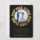 Moderne Pop Fizz Clink Typografie Gelukkig Nieuwja Feestdagenkaart (Voorkant)