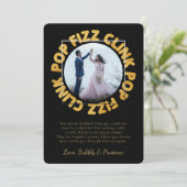 Moderne Pop Fizz Clink Typografie Gelukkig Nieuwja Feestdagenkaart (Staand voorkant)