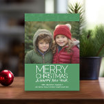 Moderne pretkerst 1 horizontale foto MCM Feestdagenkaart<br><div class="desc">Christmas Greens — Voeg een horizontale foto toe aan dit minimale ontwerp met een zachte groene kleur en een modern middeneeuws patroon op de achterkant. De typografie is modern en eenvoudig met een handgeschreven lettertype om uw familienaam toe te voegen.</div>