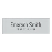 Moderne professionele lichtgrijze magnetisch naambadge (Voorkant)