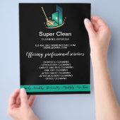 Moderne professionele poetsvrouw reinigt commercie flyer (Hand)