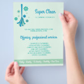 Moderne professionele poetsvrouw reinigt commercie flyer (Hand)